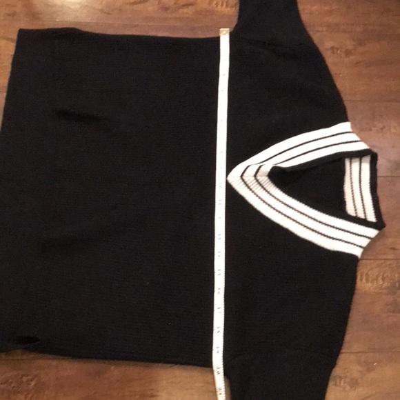 Black/White V-neckline Sweater and Skirt Knit Set - Picture 13 of 13